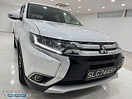 Mitsubishi Outlander 2.4 CVT 4WD Sunroof Facelift 2016 White Rear Entertaiment